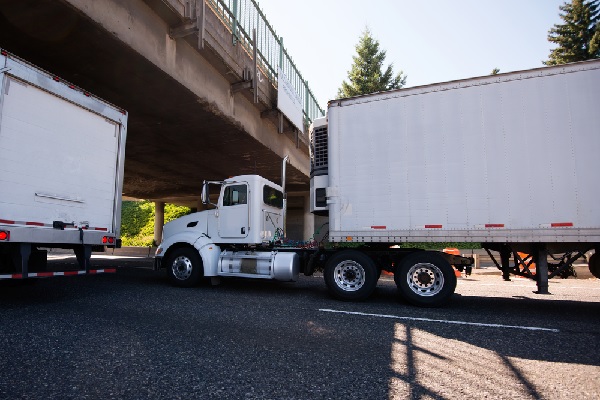 quand-un-camion-est-trop-grand-pour-passer-sous-un-pont