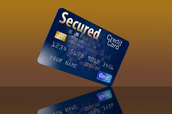 commercants-rendre-de-la-monnaie-a-un-client-qui-a-paye-avec-une-carte-bancaire-