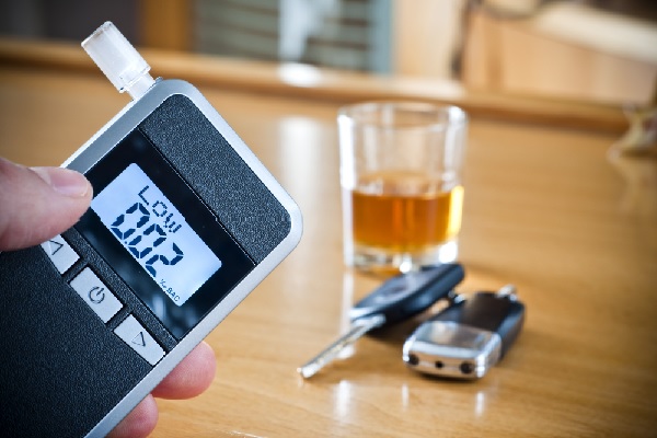 alcoolemie-au-volant-suspension-du-permis-de-conduire-ou-installation-dun-ethylotest-anti-demarrage-