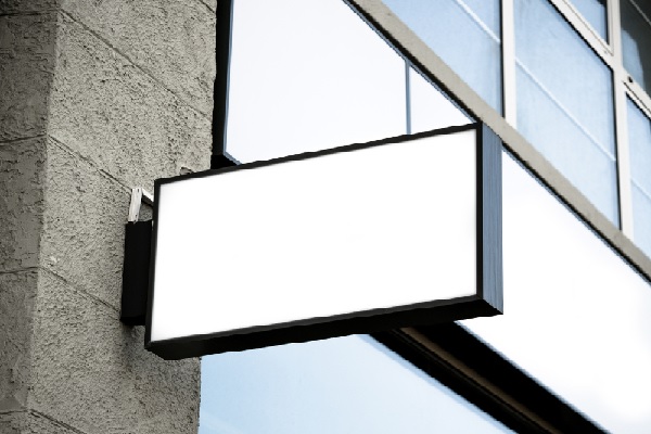copropriete-:-un-commercant-peut-il-etre-interdit-d’enseigne-?