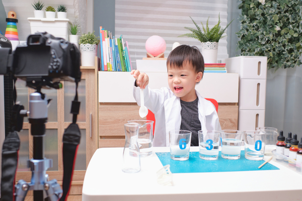 plateformes-web-:-quel(s)-encadrement(s)-pour-l’image-des-enfants-?