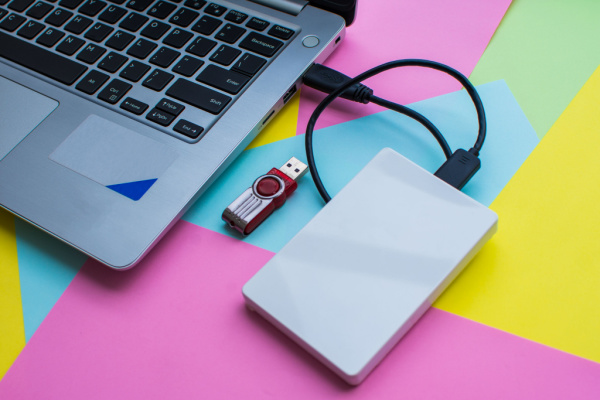 ordinateurs-et-telephones-portables,-cles-usb-:-comment-(bien)-reagir-en-cas-de-vol-?
